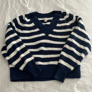 Women’s v-neck cable knit sweater, size Small